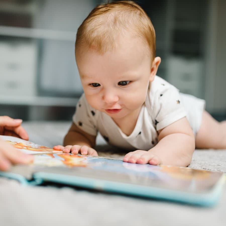 رشد و تکامل نوزاد ۳ تا ۵ ماهه