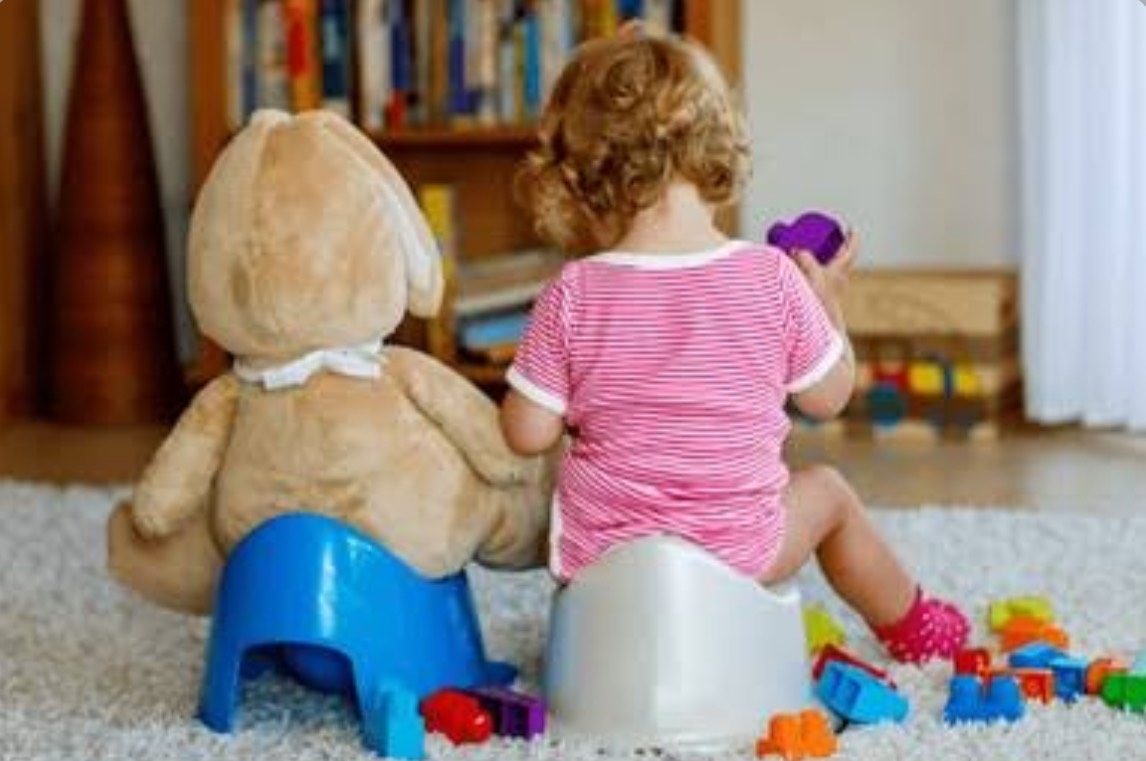 Child Development from 12 to 20 Months: From First Steps to Growing Independence
دوره ۱۲ تا ۲۰ ماهگی یکی از مهمترین و پویاترین مراحل رشد کودک است؛ دورهای که کودک از مرحله شیرخوارگی عبور میکند و وارد دنیای نوپایی میشود. در این ماهها، تغییرات چشمگیری در تواناییهای جسمانی، ذهنی، زبانی و عاطفی کودک رخ میدهد. او دیگر تنها ناظر محیط اطراف نیست، بلکه بهطور فعال آن را کشف میکند، تجربههای جدید به دست میآورد و با هر مهارت تازه، قدمی به سمت استقلال بیشتر برمیدارد.
در آغاز این دوره، بسیاری از کودکان نخستین قدمهای مستقل خود را تجربه میکنند و بهتدریج اعتماد بیشتری برای حرکت و کاوش در محیط پیدا میکنند. همزمان، رشد مغز با سرعت زیادی ادامه دارد و کودک از طریق تعامل با والدین، بازی و تجربههای روزمره، مهارتهای شناختی و ارتباطی خود را گسترش میدهد. نخستین واژههای معنادار، اشاره کردن برای برقراری ارتباط، تقلید از رفتار بزرگسالان و شکلگیری بازیهای نمادین، از مهمترین نشانههای رشد در این مرحله هستند.
از نظر هیجانی نیز کودک در این سن وارد مرحلهای حساس میشود. او در حالی که هنوز به والدین خود بهعنوان پایگاه امن نیاز دارد، تمایل شدیدی برای انجام کارها بهتنهایی نشان میدهد. مخالفت کردن، «نه» گفتن، انتخاب کردن غذا یا اسباببازی مورد علاقه و تلاش برای انجام کارهای روزمره، بخشی طبیعی از مسیر رشد استقلال اوست.
شناخت ویژگیهای رشدی این دوره به والدین کمک میکند انتظارات واقعبینانهای از کودک خود داشته باشند، فرصتهای مناسبی برای یادگیری فراهم کنند و در مسیر رشد او حمایتکنندهتر عمل کنند. با ما همراه باشید، من لونا هستم؛ همراه شما در مسیر آگاهی.
نقاط عطف کلیدی در رشد کودک ۱۲ تا ۲۰ ماهه
رشد حرکتی و جسمانی
یکی از چشمگیرترین تغییرات کودک در فاصله ۱۲ تا ۲۰ ماهگی، پیشرفت سریع مهارتهای حرکتی است. کودک در ابتدای این دوره ممکن است هنوز در حال تمرین راه رفتن باشد؛ برخی کودکان چند قدم مستقل برمیدارند، در حالی که برخی دیگر ترجیح میدهند با گرفتن دست والدین یا تکیه به وسایل اطراف حرکت کنند. هر دو حالت میتواند در محدوده طبیعی رشد قرار داشته باشد، زیرا کودکان از نظر زمان دستیابی به مهارتهای حرکتی تفاوتهای فردی دارند.
با گذشت زمان، تعادل و هماهنگی حرکتی کودک بهتر میشود. او میتواند مسافت بیشتری راه برود، سرعت حرکت خود را تغییر دهد، خم شود و دوباره بدون افتادن بایستد. بسیاری از کودکان در این سن علاقه زیادی به بالا رفتن از مبل، صندلی یا پلهها نشان میدهند؛ رفتاری که نشاندهنده افزایش تواناییهای حرکتی و کنجکاوی طبیعی آنهاست، اما نیازمند نظارت دقیق والدین برای حفظ ایمنی است.
مهارتهای حرکتی ظریف نیز در این دوره رشد قابل توجهی دارند. کودک کنترل بیشتری روی حرکات دست و انگشتان خود پیدا میکند و میتواند فعالیتهایی مانند قرار دادن اشیا داخل ظرف، بیرون آوردن آنها، چیدن چند مکعب روی هم، ورق زدن کتابهای ضخیم، خطخطی کردن با مداد و استفاده از قاشق را تمرین کند. اگرچه ممکن است هنگام غذا خوردن هنوز مقداری ریختوپاش داشته باشد، اما همین تلاشها بخشی از فرآیند یادگیری استقلال است.
رشد شناختی و زبانی
رشد شناختی کودک ۱۲ تا ۲۰ ماهه با افزایش چشمگیر توانایی او در شناخت محیط همراه است. کودک در این دوره بیشتر از گذشته درباره اشیا، افراد و اتفاقات اطراف خود کنجکاو میشود و از طریق مشاهده، لمس کردن و تجربه کردن یاد میگیرد.
یکی از تغییرات مهم این دوره، درک بهتر مفهوم ماندگاری اشیا است؛ یعنی کودک متوجه میشود اشیا و افراد حتی زمانی که از دید او پنهان هستند، همچنان وجود دارند. به همین دلیل بازیهایی مانند پنهان کردن اسباببازی زیر پارچه یا بازی «دالی موشه» همچنان برای او جذاب و آموزنده هستند.
توانایی حل مسئله نیز بهتدریج در حال رشد است. کودک تلاش میکند راههای مختلفی برای رسیدن به هدف خود پیدا کند؛ برای مثال، اگر اسباببازی مورد علاقهاش دور از دسترس باشد، ممکن است مسیرهای مختلفی را امتحان کند یا از وسایل اطراف کمک بگیرد.
در حوزه زبان، این دوره زمان شکوفایی ارتباطی کودک است. او ابتدا چند واژه معنادار را به کار میبرد و سپس بهتدریج تعداد کلمات بیشتری یاد میگیرد. بسیاری از کودکان در فاصله ۱۶ تا ۲۰ ماهگی شروع به ترکیب کلمات ساده میکنند؛ مانند «مامان بیا»، «آب بده» یا «بابا رفت». البته سرعت رشد زبان در کودکان متفاوت است و محیط غنی از گفتوگو، کتاب خواندن و پاسخ دادن به تلاشهای ارتباطی کودک، نقش مهمی در تقویت این مهارت دارد.
کودک در این سن معمولاً بیشتر از آنچه میتواند بیان کند، میفهمد. او دستورهای ساده را دنبال میکند، نام اشیای آشنا را تشخیص میدهد، به تصاویر کتابها واکنش نشان میدهد و با اشاره، صداها و کلمات تلاش میکند خواستههای خود را منتقل کند.
رشد اجتماعی ـ هیجانی
رشد اجتماعی و هیجانی کودک در این دوره با شکلگیری تدریجی احساس استقلال همراه است. کودک دوست دارد خودش انتخاب کند، خودش غذا بخورد، خودش راه برود و در فعالیتهای روزمره نقش داشته باشد. این تلاش برای مستقل شدن، نشانه رشد طبیعی شخصیت اوست.
ممکن است والدین در این سن با رفتارهایی مانند «نه گفتن»، مخالفت کردن، گریه هنگام محدود شدن یا اصرار برای انجام کارها به روش خودش مواجه شوند. این رفتارها معمولاً به معنای لجبازی واقعی نیستند، بلکه نشاندهنده تلاش کودک برای تجربه کنترل و شناخت تواناییهای خود هستند.
در همین زمان، تواناییهای هیجانی کودک نیز گستردهتر میشوند. او میتواند محبت، شادی، ناراحتی، خشم و حتی حسادت را نشان دهد، اما هنوز توانایی تنظیم کامل هیجانهای خود را ندارد و برای آرام شدن به کمک والدین نیاز دارد.
بازی تقلیدی نیز در این دوره اهمیت زیادی پیدا میکند. کودک با مشاهده رفتار بزرگسالان، آنها را بازسازی میکند؛ ممکن است تلفن را به گوش بگیرد، به عروسک غذا بدهد، وانمود کند آشپزی میکند یا رفتارهای روزمره والدین را تقلید کند. این نوع بازی علاوه بر سرگرمی، به رشد شناختی، اجتماعی و شکلگیری درک کودک از دنیای اطراف کمک میکند.
نیازهای مراقبتی ویژه برای کودک ۱۲ تا ۲۰ ماهه
در دوره ۱۲ تا ۲۰ ماهگی، کودک به دلیل افزایش تحرک، کنجکاوی و تلاش برای استقلال، به مراقبتهایی متفاوت از دوران شیرخوارگی نیاز دارد. والدین در این مرحله باید بین فراهم کردن فرصت تجربه و یادگیری و ایجاد محیطی امن، تعادل برقرار کنند.
تغذیه کودک ۱۲ تا ۲۰ ماهه
در این سن، کودک بهتدریج به عضوی فعال از سفره خانواده تبدیل میشود. بیشتر کودکان میتوانند غذاهای متنوع خانواده را با بافت مناسب و قطعات کوچک مصرف کنند. هدف اصلی در این دوره، آشنایی کودک با طعمها و بافتهای مختلف و ایجاد رابطه سالم با غذاست.
ممکن است اشتهای کودک در بعضی روزها زیاد و در بعضی روزها کمتر باشد. این نوسان معمولاً طبیعی است، زیرا سرعت رشد جسمانی کودک نسبت به سال اول زندگی کاهش پیدا میکند. بهتر است والدین کودک را به خوردن غذا مجبور نکنند و اجازه دهند با توجه به نشانههای گرسنگی و سیری خود، میزان غذا را تنظیم کند.
استفاده از وعدههای منظم، ارائه غذاهای متنوع شامل گروههای مختلف غذایی و فراهم کردن فرصت غذا خوردن مستقل، به رشد مهارتهای خودمراقبتی کودک کمک میکند. تلاش کودک برای استفاده از قاشق یا نوشیدن از لیوان، حتی همراه با کثیفکاری، بخشی از مسیر طبیعی استقلال اوست.
خواب و تنظیم برنامه روزانه
کودکان ۱۲ تا ۲۰ ماهه معمولاً به حدود ۱۱ تا ۱۴ ساعت خواب در شبانهروز نیاز دارند. بسیاری از کودکان در این دوره یک خواب روزانه دارند، اگرچه زمان و مدت خواب روزانه در کودکان متفاوت است.
داشتن برنامه ثابت قبل از خواب، مانند حمام کردن، خواندن کتاب، کم کردن نور محیط و انجام فعالیتهای آرام، به کودک کمک میکند احساس امنیت بیشتری داشته باشد و راحتتر برای خواب آماده شود.
در این سن ممکن است برخی کودکان به دلیل افزایش مهارتهای جدید، اضطراب جدایی یا تغییرات رشدی، مشکلات موقتی در خواب نشان دهند. واکنش آرام و قابل پیشبینی والدین میتواند به تنظیم هیجانی کودک کمک کند.
ایمنی محیط برای کودک کنجکاو
افزایش توانایی حرکتی کودک به معنای افزایش نیاز به ایمنسازی محیط است. کودک ۱۲ تا ۲۰ ماهه علاقه زیادی به کشف کردن دارد، اما هنوز درک کاملی از خطر ندارد. بنابراین والدین باید محیط خانه را متناسب با سطح توانایی و کنجکاوی او آماده کنند.
محافظت از پریزهای برق، ایمن کردن پلهها، دور نگه داشتن مواد شوینده و داروها، بستن قفل کابینتها، قرار دادن اشیای کوچک و خطرناک خارج از دسترس و مراقبت هنگام بالا رفتن کودک از وسایل، از اقدامات مهم در این دوره هستند.
آموزش توالت؛ بدون فشار و عجله
برخی کودکان در اواخر این دوره نشانههایی از آمادگی برای آموزش توالت نشان میدهند، اما زمان شروع این آموزش در کودکان متفاوت است. آمادگی جسمانی، شناختی و هیجانی کودک اهمیت بیشتری از سن دقیق دارد.
نشانههایی مانند آگاهی از خیس یا کثیف شدن پوشک، علاقه به استفاده از توالت یا توانایی بیان نیازهای خود میتواند نشاندهنده آمادگی اولیه باشد. آموزش توالت باید با صبر، تشویق و بدون تنبیه یا فشار انجام شود.
بازیهای رشددهنده برای کودک ۱۲ تا ۲۰ ماهه
بازی در این دوره مهمترین مسیر یادگیری کودک است. کودک از طریق بازی، مهارتهای حرکتی، شناختی، زبانی و اجتماعی خود را تقویت میکند.
بازیهای حرکتی
اسباببازیهای هلدادنی و کشیدنی، مانند ماشین یا وسایل متحرک، به کودک کمک میکنند تعادل خود را هنگام راه رفتن تقویت کند. بازی با توپ، دویدن در فضای امن و بالا رفتن از موانع ساده نیز به رشد مهارتهای حرکتی درشت کمک میکند.
بازیهای ساختنی و حل مسئله
چیدن مکعبها، قرار دادن اشیا داخل ظرف، جورچینهای ساده و بازیهای دستهبندی، توانایی حل مسئله و هماهنگی چشم و دست کودک را افزایش میدهند. کودک در این بازیها یاد میگیرد که از طریق امتحان کردن، به نتیجه برسد.
بازیهای نمادین و تقلیدی
در این دوره، بازیهای وانمودی اهمیت بیشتری پیدا میکنند. کودک ممکن است به عروسک غذا بدهد، آن را بخواباند یا با تلفن اسباببازی صحبت کند. این بازیها به رشد تخیل، زبان و مهارتهای اجتماعی کمک میکنند.
کتاب خواندن و تقویت زبان
کتابهای تصویری ساده با تصاویر بزرگ و رنگارنگ، ابزار بسیار مناسبی برای رشد زبان هستند. والدین میتوانند نام تصاویر را بیان کنند، از کودک سؤال بپرسند و اجازه دهند او با اشاره یا کلمات پاسخ دهد.
نگاه روانشناختی: آغاز شکلگیری خودمختاری
از دیدگاه اریک اریکسون، کودک در حدود ۱۸ ماهگی وارد مرحله مهم «خودمختاری در برابر شرم و تردید» میشود؛ مرحلهای که تا حدود سه سالگی ادامه دارد. در این دوره، کودک تلاش میکند احساس توانمندی و کنترل بر محیط اطراف خود را تجربه کند.
رفتارهایی مانند «خودم انجام میدهم»، انتخاب کردن لباس یا غذا، تلاش برای غذا خوردن مستقل و مخالفت با درخواست والدین، بخشی از فرآیند طبیعی رشد هویت مستقل کودک هستند.
نقش والدین در این مرحله، ایجاد تعادل میان حمایت و محدودیت است. اگر کودک فرصت تجربه کردن داشته باشد و تلاشهای او مورد تشویق قرار گیرد، احساس شایستگی و اعتمادبهنفس بیشتری پیدا میکند. در مقابل، سرزنش مداوم، مقایسه کردن یا محدود کردن بیش از حد میتواند باعث شکلگیری احساس تردید نسبت به تواناییهای خود شود.
بهترین رویکرد، فراهم کردن انتخابهای محدود اما واقعی است؛ برای مثال، اجازه دادن به کودک برای انتخاب بین دو لباس یا دو نوع غذا. این کار به او پیام میدهد که توانایی تصمیمگیری دارد، در حالی که همچنان چارچوب امن والدین را تجربه میکند.
در پایانی:
دوره ۱۲ تا ۲۰ ماهگی، یکی از زیباترین مراحل رشد کودک است؛ زمانی که نخستین نشانههای استقلال، رشد زبان، کنجکاوی و شکلگیری شخصیت کودک بهوضوح دیده میشود. هر کودک مسیر رشدی منحصربهفرد خود را طی میکند و تفاوتهای فردی در زمان دستیابی به مهارتها طبیعی است.
با این حال، اگر والدین درباره رشد حرکتی، ارتباطی، اجتماعی یا هیجانی کودک خود نگرانی دارند، دریافت نظر تخصصی از روانشناس کودک میتواند به شناخت بهتر نیازهای کودک و حمایت مؤثرتر از او کمک کند. ما مشتاقیم در این مسیر همراه شما باشیم و به پرسشهای شما پاسخ دهیم، با ما در تماس باشيد.