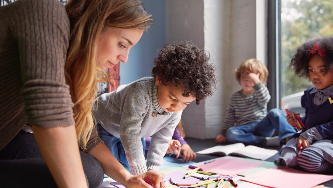 Child Development from 12 to 20 Months: From First Steps to Growing Independence
دوره ۱۲ تا ۲۰ ماهگی یکی از مهمترین و پویاترین مراحل رشد کودک است؛ دورهای که کودک از مرحله شیرخوارگی عبور میکند و وارد دنیای نوپایی میشود. در این ماهها، تغییرات چشمگیری در تواناییهای جسمانی، ذهنی، زبانی و عاطفی کودک رخ میدهد. او دیگر تنها ناظر محیط اطراف نیست، بلکه بهطور فعال آن را کشف میکند، تجربههای جدید به دست میآورد و با هر مهارت تازه، قدمی به سمت استقلال بیشتر برمیدارد.
در آغاز این دوره، بسیاری از کودکان نخستین قدمهای مستقل خود را تجربه میکنند و بهتدریج اعتماد بیشتری برای حرکت و کاوش در محیط پیدا میکنند. همزمان، رشد مغز با سرعت زیادی ادامه دارد و کودک از طریق تعامل با والدین، بازی و تجربههای روزمره، مهارتهای شناختی و ارتباطی خود را گسترش میدهد. نخستین واژههای معنادار، اشاره کردن برای برقراری ارتباط، تقلید از رفتار بزرگسالان و شکلگیری بازیهای نمادین، از مهمترین نشانههای رشد در این مرحله هستند.
از نظر هیجانی نیز کودک در این سن وارد مرحلهای حساس میشود. او در حالی که هنوز به والدین خود بهعنوان پایگاه امن نیاز دارد، تمایل شدیدی برای انجام کارها بهتنهایی نشان میدهد. مخالفت کردن، «نه» گفتن، انتخاب کردن غذا یا اسباببازی مورد علاقه و تلاش برای انجام کارهای روزمره، بخشی طبیعی از مسیر رشد استقلال اوست.
شناخت ویژگیهای رشدی این دوره به والدین کمک میکند انتظارات واقعبینانهای از کودک خود داشته باشند، فرصتهای مناسبی برای یادگیری فراهم کنند و در مسیر رشد او حمایتکنندهتر عمل کنند. با ما همراه باشید، من لونا هستم؛ همراه شما در مسیر آگاهی.
نقاط عطف کلیدی در رشد کودک ۱۲ تا ۲۰ ماهه
رشد حرکتی و جسمانی
یکی از چشمگیرترین تغییرات کودک در فاصله ۱۲ تا ۲۰ ماهگی، پیشرفت سریع مهارتهای حرکتی است. کودک در ابتدای این دوره ممکن است هنوز در حال تمرین راه رفتن باشد؛ برخی کودکان چند قدم مستقل برمیدارند، در حالی که برخی دیگر ترجیح میدهند با گرفتن دست والدین یا تکیه به وسایل اطراف حرکت کنند. هر دو حالت میتواند در محدوده طبیعی رشد قرار داشته باشد، زیرا کودکان از نظر زمان دستیابی به مهارتهای حرکتی تفاوتهای فردی دارند.
با گذشت زمان، تعادل و هماهنگی حرکتی کودک بهتر میشود. او میتواند مسافت بیشتری راه برود، سرعت حرکت خود را تغییر دهد، خم شود و دوباره بدون افتادن بایستد. بسیاری از کودکان در این سن علاقه زیادی به بالا رفتن از مبل، صندلی یا پلهها نشان میدهند؛ رفتاری که نشاندهنده افزایش تواناییهای حرکتی و کنجکاوی طبیعی آنهاست، اما نیازمند نظارت دقیق والدین برای حفظ ایمنی است.
مهارتهای حرکتی ظریف نیز در این دوره رشد قابل توجهی دارند. کودک کنترل بیشتری روی حرکات دست و انگشتان خود پیدا میکند و میتواند فعالیتهایی مانند قرار دادن اشیا داخل ظرف، بیرون آوردن آنها، چیدن چند مکعب روی هم، ورق زدن کتابهای ضخیم، خطخطی کردن با مداد و استفاده از قاشق را تمرین کند. اگرچه ممکن است هنگام غذا خوردن هنوز مقداری ریختوپاش داشته باشد، اما همین تلاشها بخشی از فرآیند یادگیری استقلال است.
رشد شناختی و زبانی
رشد شناختی کودک ۱۲ تا ۲۰ ماهه با افزایش چشمگیر توانایی او در شناخت محیط همراه است. کودک در این دوره بیشتر از گذشته درباره اشیا، افراد و اتفاقات اطراف خود کنجکاو میشود و از طریق مشاهده، لمس کردن و تجربه کردن یاد میگیرد.
یکی از تغییرات مهم این دوره، درک بهتر مفهوم ماندگاری اشیا است؛ یعنی کودک متوجه میشود اشیا و افراد حتی زمانی که از دید او پنهان هستند، همچنان وجود دارند. به همین دلیل بازیهایی مانند پنهان کردن اسباببازی زیر پارچه یا بازی «دالی موشه» همچنان برای او جذاب و آموزنده هستند.
توانایی حل مسئله نیز بهتدریج در حال رشد است. کودک تلاش میکند راههای مختلفی برای رسیدن به هدف خود پیدا کند؛ برای مثال، اگر اسباببازی مورد علاقهاش دور از دسترس باشد، ممکن است مسیرهای مختلفی را امتحان کند یا از وسایل اطراف کمک بگیرد.
در حوزه زبان، این دوره زمان شکوفایی ارتباطی کودک است. او ابتدا چند واژه معنادار را به کار میبرد و سپس بهتدریج تعداد کلمات بیشتری یاد میگیرد. بسیاری از کودکان در فاصله ۱۶ تا ۲۰ ماهگی شروع به ترکیب کلمات ساده میکنند؛ مانند «مامان بیا»، «آب بده» یا «بابا رفت». البته سرعت رشد زبان در کودکان متفاوت است و محیط غنی از گفتوگو، کتاب خواندن و پاسخ دادن به تلاشهای ارتباطی کودک، نقش مهمی در تقویت این مهارت دارد.
کودک در این سن معمولاً بیشتر از آنچه میتواند بیان کند، میفهمد. او دستورهای ساده را دنبال میکند، نام اشیای آشنا را تشخیص میدهد، به تصاویر کتابها واکنش نشان میدهد و با اشاره، صداها و کلمات تلاش میکند خواستههای خود را منتقل کند.
رشد اجتماعی ـ هیجانی
رشد اجتماعی و هیجانی کودک در این دوره با شکلگیری تدریجی احساس استقلال همراه است. کودک دوست دارد خودش انتخاب کند، خودش غذا بخورد، خودش راه برود و در فعالیتهای روزمره نقش داشته باشد. این تلاش برای مستقل شدن، نشانه رشد طبیعی شخصیت اوست.
ممکن است والدین در این سن با رفتارهایی مانند «نه گفتن»، مخالفت کردن، گریه هنگام محدود شدن یا اصرار برای انجام کارها به روش خودش مواجه شوند. این رفتارها معمولاً به معنای لجبازی واقعی نیستند، بلکه نشاندهنده تلاش کودک برای تجربه کنترل و شناخت تواناییهای خود هستند.
در همین زمان، تواناییهای هیجانی کودک نیز گستردهتر میشوند. او میتواند محبت، شادی، ناراحتی، خشم و حتی حسادت را نشان دهد، اما هنوز توانایی تنظیم کامل هیجانهای خود را ندارد و برای آرام شدن به کمک والدین نیاز دارد.
بازی تقلیدی نیز در این دوره اهمیت زیادی پیدا میکند. کودک با مشاهده رفتار بزرگسالان، آنها را بازسازی میکند؛ ممکن است تلفن را به گوش بگیرد، به عروسک غذا بدهد، وانمود کند آشپزی میکند یا رفتارهای روزمره والدین را تقلید کند. این نوع بازی علاوه بر سرگرمی، به رشد شناختی، اجتماعی و شکلگیری درک کودک از دنیای اطراف کمک میکند.
نیازهای مراقبتی ویژه برای کودک ۱۲ تا ۲۰ ماهه
در دوره ۱۲ تا ۲۰ ماهگی، کودک به دلیل افزایش تحرک، کنجکاوی و تلاش برای استقلال، به مراقبتهایی متفاوت از دوران شیرخوارگی نیاز دارد. والدین در این مرحله باید بین فراهم کردن فرصت تجربه و یادگیری و ایجاد محیطی امن، تعادل برقرار کنند.
تغذیه کودک ۱۲ تا ۲۰ ماهه
در این سن، کودک بهتدریج به عضوی فعال از سفره خانواده تبدیل میشود. بیشتر کودکان میتوانند غذاهای متنوع خانواده را با بافت مناسب و قطعات کوچک مصرف کنند. هدف اصلی در این دوره، آشنایی کودک با طعمها و بافتهای مختلف و ایجاد رابطه سالم با غذاست.
ممکن است اشتهای کودک در بعضی روزها زیاد و در بعضی روزها کمتر باشد. این نوسان معمولاً طبیعی است، زیرا سرعت رشد جسمانی کودک نسبت به سال اول زندگی کاهش پیدا میکند. بهتر است والدین کودک را به خوردن غذا مجبور نکنند و اجازه دهند با توجه به نشانههای گرسنگی و سیری خود، میزان غذا را تنظیم کند.
استفاده از وعدههای منظم، ارائه غذاهای متنوع شامل گروههای مختلف غذایی و فراهم کردن فرصت غذا خوردن مستقل، به رشد مهارتهای خودمراقبتی کودک کمک میکند. تلاش کودک برای استفاده از قاشق یا نوشیدن از لیوان، حتی همراه با کثیفکاری، بخشی از مسیر طبیعی استقلال اوست.
خواب و تنظیم برنامه روزانه
کودکان ۱۲ تا ۲۰ ماهه معمولاً به حدود ۱۱ تا ۱۴ ساعت خواب در شبانهروز نیاز دارند. بسیاری از کودکان در این دوره یک خواب روزانه دارند، اگرچه زمان و مدت خواب روزانه در کودکان متفاوت است.
داشتن برنامه ثابت قبل از خواب، مانند حمام کردن، خواندن کتاب، کم کردن نور محیط و انجام فعالیتهای آرام، به کودک کمک میکند احساس امنیت بیشتری داشته باشد و راحتتر برای خواب آماده شود.
در این سن ممکن است برخی کودکان به دلیل افزایش مهارتهای جدید، اضطراب جدایی یا تغییرات رشدی، مشکلات موقتی در خواب نشان دهند. واکنش آرام و قابل پیشبینی والدین میتواند به تنظیم هیجانی کودک کمک کند.
ایمنی محیط برای کودک کنجکاو
افزایش توانایی حرکتی کودک به معنای افزایش نیاز به ایمنسازی محیط است. کودک ۱۲ تا ۲۰ ماهه علاقه زیادی به کشف کردن دارد، اما هنوز درک کاملی از خطر ندارد. بنابراین والدین باید محیط خانه را متناسب با سطح توانایی و کنجکاوی او آماده کنند.
محافظت از پریزهای برق، ایمن کردن پلهها، دور نگه داشتن مواد شوینده و داروها، بستن قفل کابینتها، قرار دادن اشیای کوچک و خطرناک خارج از دسترس و مراقبت هنگام بالا رفتن کودک از وسایل، از اقدامات مهم در این دوره هستند.
آموزش توالت؛ بدون فشار و عجله
برخی کودکان در اواخر این دوره نشانههایی از آمادگی برای آموزش توالت نشان میدهند، اما زمان شروع این آموزش در کودکان متفاوت است. آمادگی جسمانی، شناختی و هیجانی کودک اهمیت بیشتری از سن دقیق دارد.
نشانههایی مانند آگاهی از خیس یا کثیف شدن پوشک، علاقه به استفاده از توالت یا توانایی بیان نیازهای خود میتواند نشاندهنده آمادگی اولیه باشد. آموزش توالت باید با صبر، تشویق و بدون تنبیه یا فشار انجام شود.
بازیهای رشددهنده برای کودک ۱۲ تا ۲۰ ماهه
بازی در این دوره مهمترین مسیر یادگیری کودک است. کودک از طریق بازی، مهارتهای حرکتی، شناختی، زبانی و اجتماعی خود را تقویت میکند.
بازیهای حرکتی
اسباببازیهای هلدادنی و کشیدنی، مانند ماشین یا وسایل متحرک، به کودک کمک میکنند تعادل خود را هنگام راه رفتن تقویت کند. بازی با توپ، دویدن در فضای امن و بالا رفتن از موانع ساده نیز به رشد مهارتهای حرکتی درشت کمک میکند.
بازیهای ساختنی و حل مسئله
چیدن مکعبها، قرار دادن اشیا داخل ظرف، جورچینهای ساده و بازیهای دستهبندی، توانایی حل مسئله و هماهنگی چشم و دست کودک را افزایش میدهند. کودک در این بازیها یاد میگیرد که از طریق امتحان کردن، به نتیجه برسد.
بازیهای نمادین و تقلیدی
در این دوره، بازیهای وانمودی اهمیت بیشتری پیدا میکنند. کودک ممکن است به عروسک غذا بدهد، آن را بخواباند یا با تلفن اسباببازی صحبت کند. این بازیها به رشد تخیل، زبان و مهارتهای اجتماعی کمک میکنند.
کتاب خواندن و تقویت زبان
کتابهای تصویری ساده با تصاویر بزرگ و رنگارنگ، ابزار بسیار مناسبی برای رشد زبان هستند. والدین میتوانند نام تصاویر را بیان کنند، از کودک سؤال بپرسند و اجازه دهند او با اشاره یا کلمات پاسخ دهد.
نگاه روانشناختی: آغاز شکلگیری خودمختاری
از دیدگاه اریک اریکسون، کودک در حدود ۱۸ ماهگی وارد مرحله مهم «خودمختاری در برابر شرم و تردید» میشود؛ مرحلهای که تا حدود سه سالگی ادامه دارد. در این دوره، کودک تلاش میکند احساس توانمندی و کنترل بر محیط اطراف خود را تجربه کند.
رفتارهایی مانند «خودم انجام میدهم»، انتخاب کردن لباس یا غذا، تلاش برای غذا خوردن مستقل و مخالفت با درخواست والدین، بخشی از فرآیند طبیعی رشد هویت مستقل کودک هستند.
نقش والدین در این مرحله، ایجاد تعادل میان حمایت و محدودیت است. اگر کودک فرصت تجربه کردن داشته باشد و تلاشهای او مورد تشویق قرار گیرد، احساس شایستگی و اعتمادبهنفس بیشتری پیدا میکند. در مقابل، سرزنش مداوم، مقایسه کردن یا محدود کردن بیش از حد میتواند باعث شکلگیری احساس تردید نسبت به تواناییهای خود شود.
بهترین رویکرد، فراهم کردن انتخابهای محدود اما واقعی است؛ برای مثال، اجازه دادن به کودک برای انتخاب بین دو لباس یا دو نوع غذا. این کار به او پیام میدهد که توانایی تصمیمگیری دارد، در حالی که همچنان چارچوب امن والدین را تجربه میکند.
در پایانی:
دوره ۱۲ تا ۲۰ ماهگی، یکی از زیباترین مراحل رشد کودک است؛ زمانی که نخستین نشانههای استقلال، رشد زبان، کنجکاوی و شکلگیری شخصیت کودک بهوضوح دیده میشود. هر کودک مسیر رشدی منحصربهفرد خود را طی میکند و تفاوتهای فردی در زمان دستیابی به مهارتها طبیعی است.
با این حال، اگر والدین درباره رشد حرکتی، ارتباطی، اجتماعی یا هیجانی کودک خود نگرانی دارند، دریافت نظر تخصصی از روانشناس کودک میتواند به شناخت بهتر نیازهای کودک و حمایت مؤثرتر از او کمک کند. ما مشتاقیم در این مسیر همراه شما باشیم و به پرسشهای شما پاسخ دهیم، با ما در تماس باشيد.